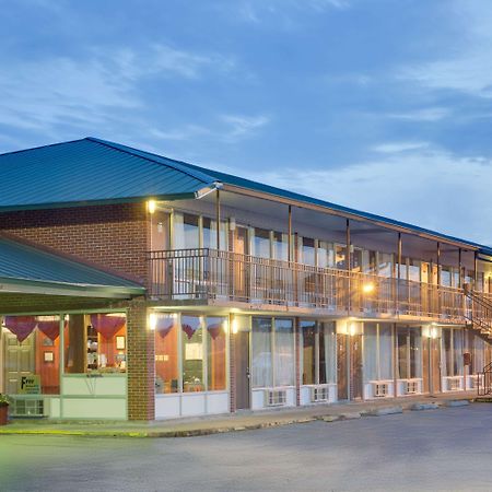 Days Inn By Wyndham Newport Exteriör bild