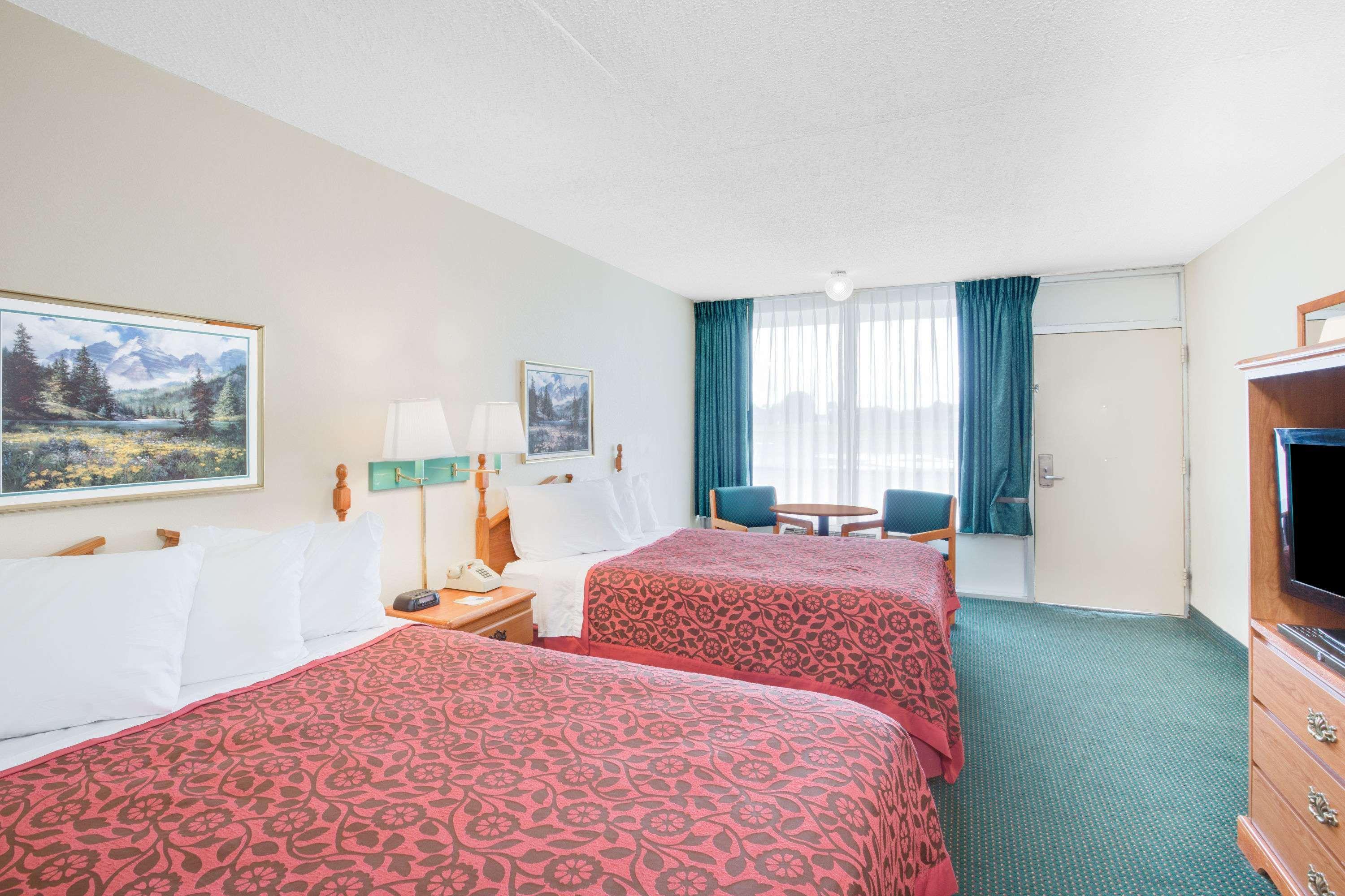 Days Inn By Wyndham Newport Exteriör bild