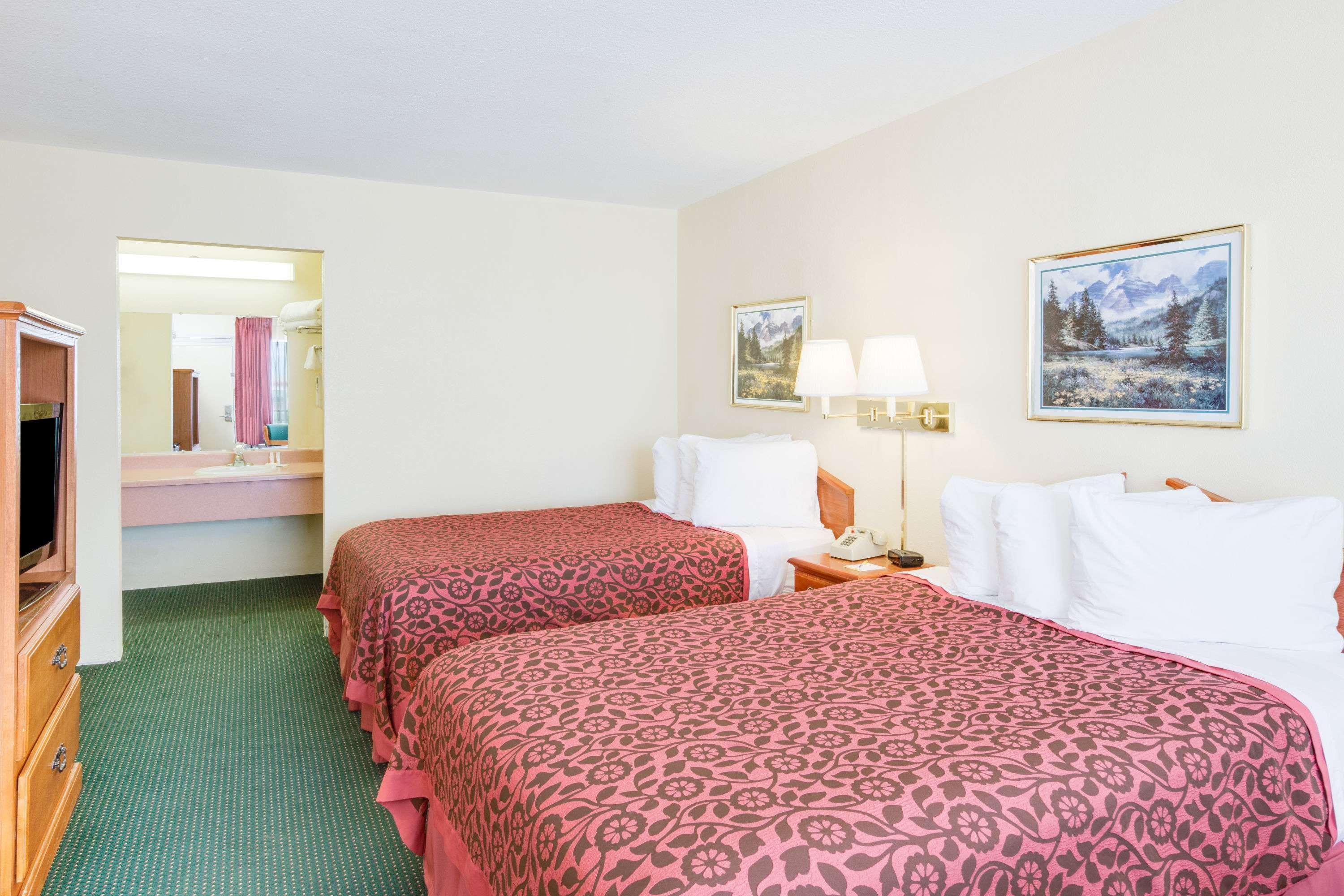 Days Inn By Wyndham Newport Exteriör bild