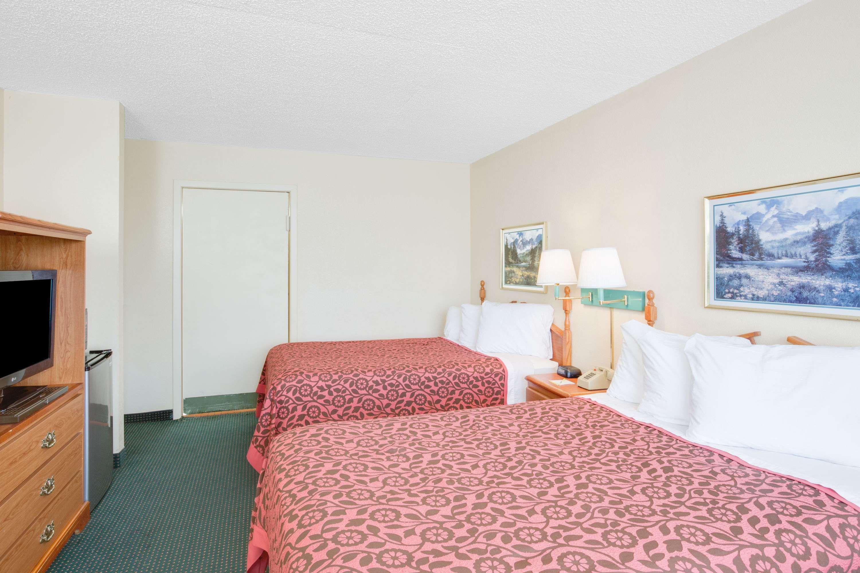 Days Inn By Wyndham Newport Exteriör bild