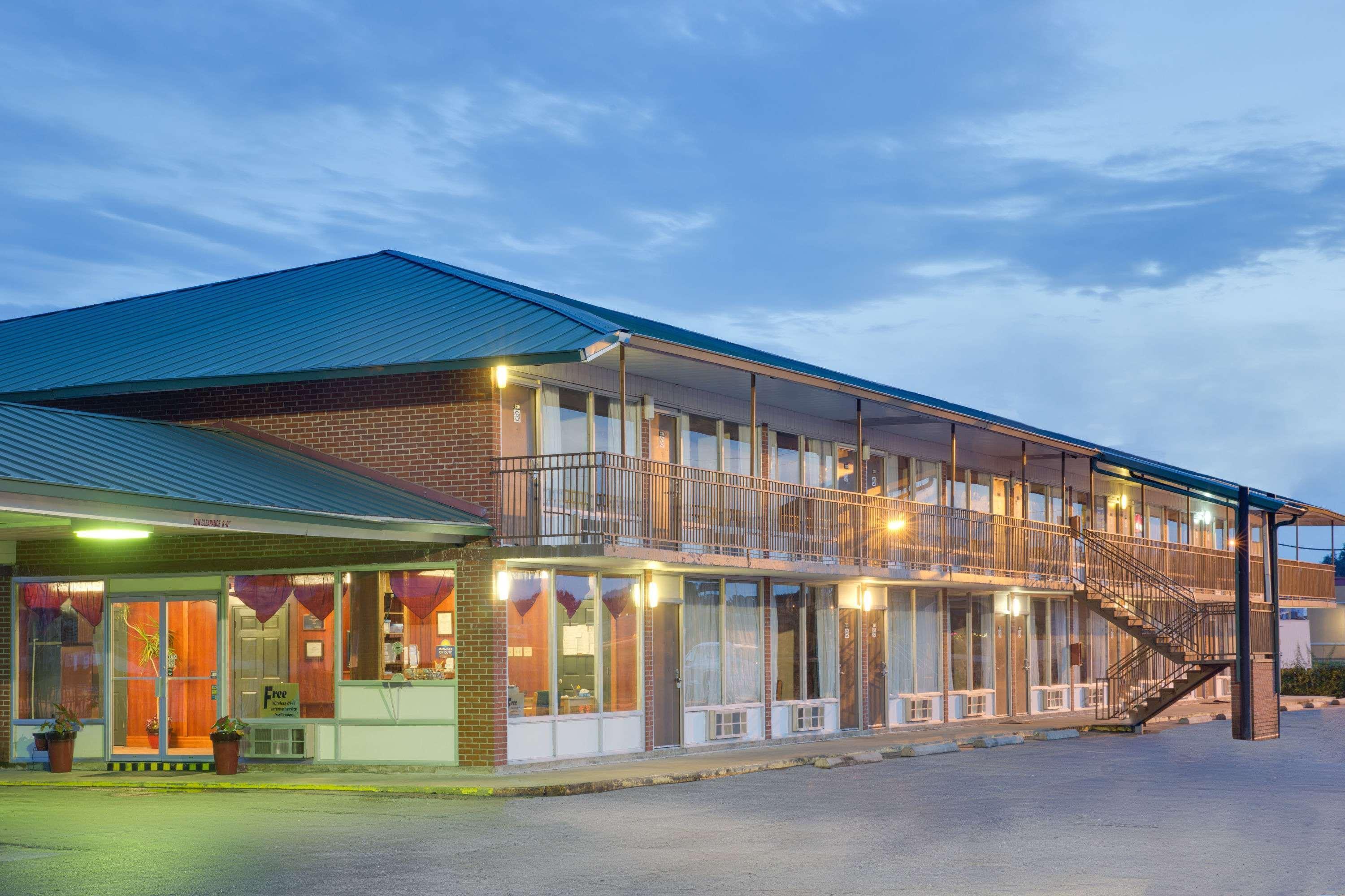 Days Inn By Wyndham Newport Exteriör bild