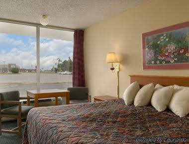 Days Inn By Wyndham Newport Exteriör bild